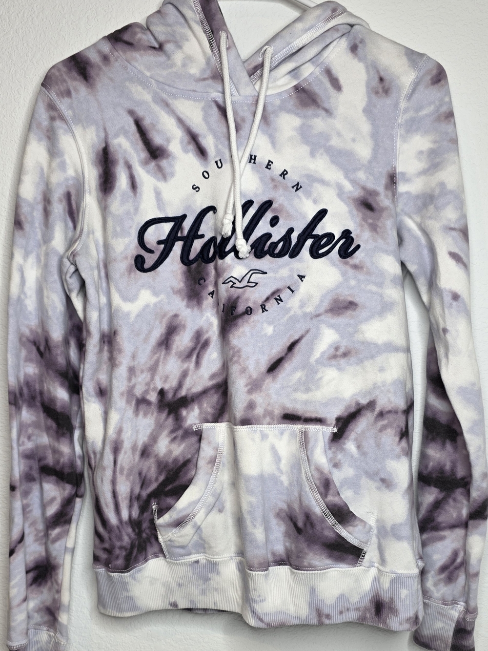 Hollister Women's Lavender and White Tie-Dye Pullover Hoodie